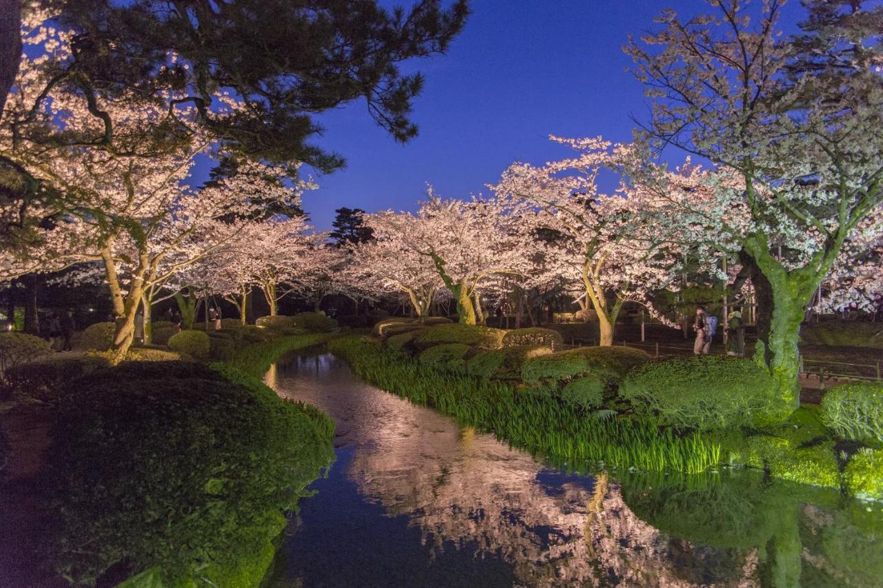 Kanazawa Tokyu Hotel Екстер'єр фото Cherry blossoms at night