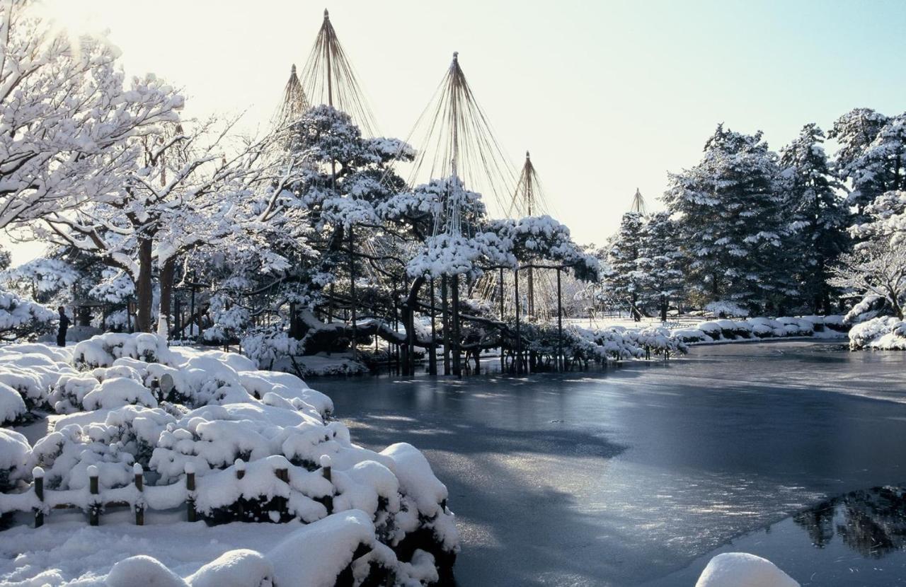 Kanazawa Tokyu Hotel Екстер'єр фото The Japanese garden in winter