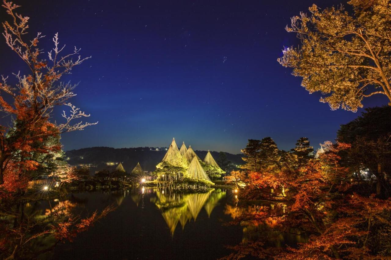 Kanazawa Tokyu Hotel Екстер'єр фото The pyramids of the museum at night