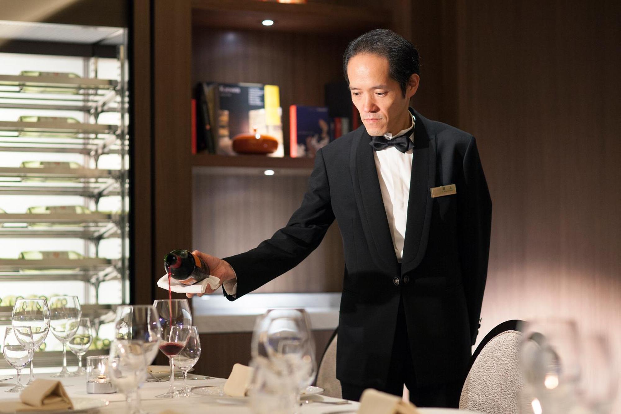 Kanazawa Tokyu Hotel Екстер'єр фото A butler at the Mandarin Oriental, Tokyo